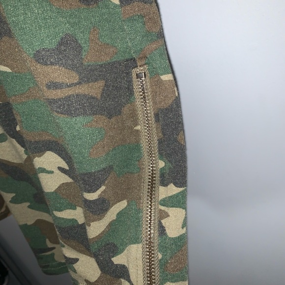 KRISP NYC Split Camo Streetwear T-Shirt [SIZE: M] - Picture 3 of 4